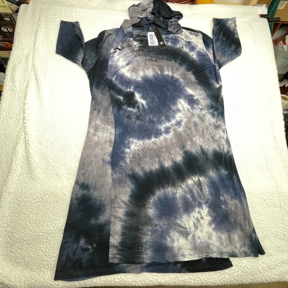 NWT Women’s Tie Dye Blue/Black 2X Knit Top - Picture 1 of 12